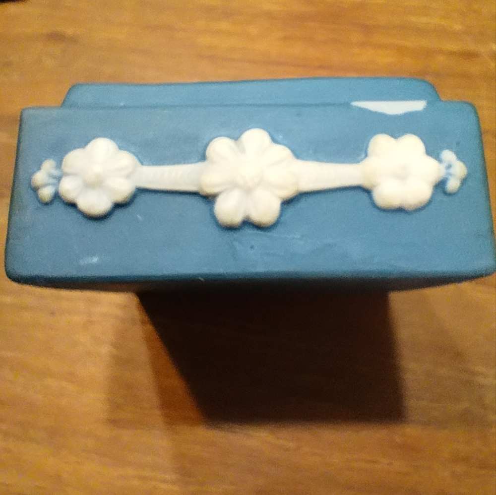 Wedgewood Style Trinket Box, Ceramic, Blue & White, Cameo on Lid - Picture 4 of 9